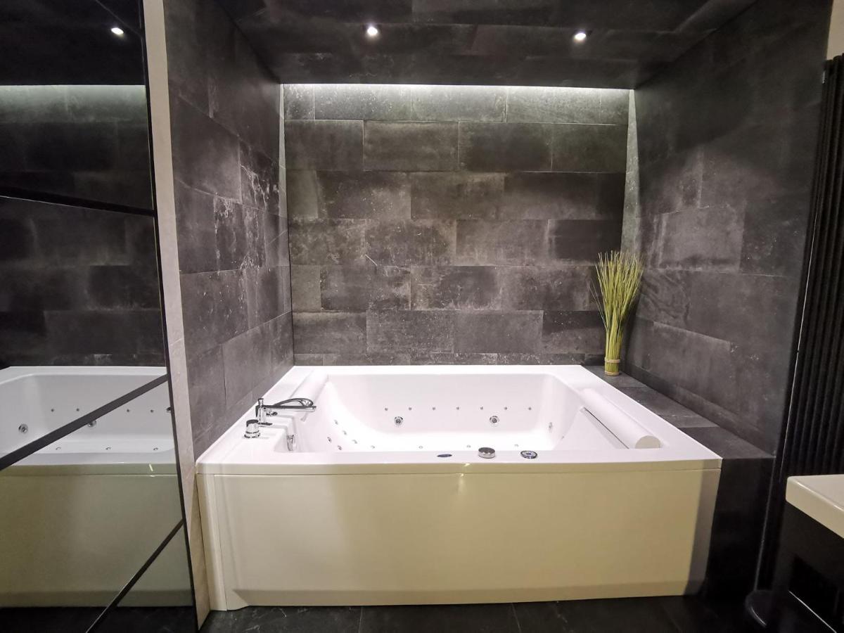 Jacuzzi Apartments Cracóvia Exterior foto